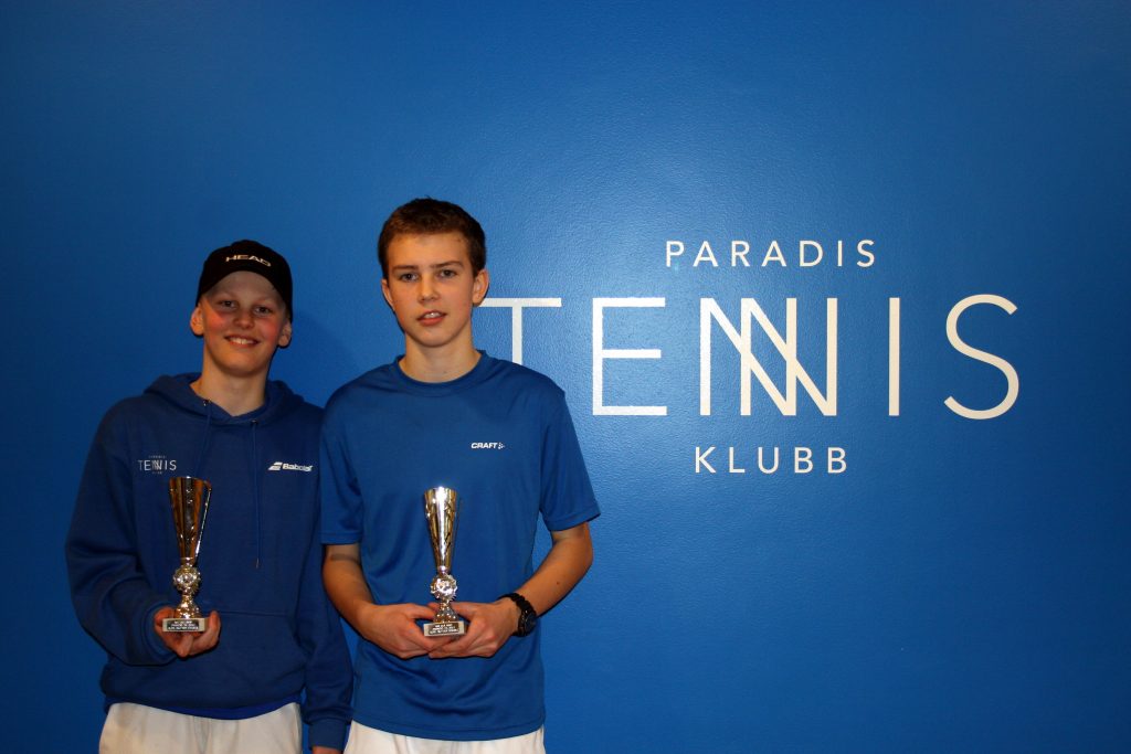 Baltazar Wiger-Nordås (t.h.) tok NM-sølv i G14 single og NM-bronse i G14 double sammen med klubbkamerat Philip Stensaker (t.v.).