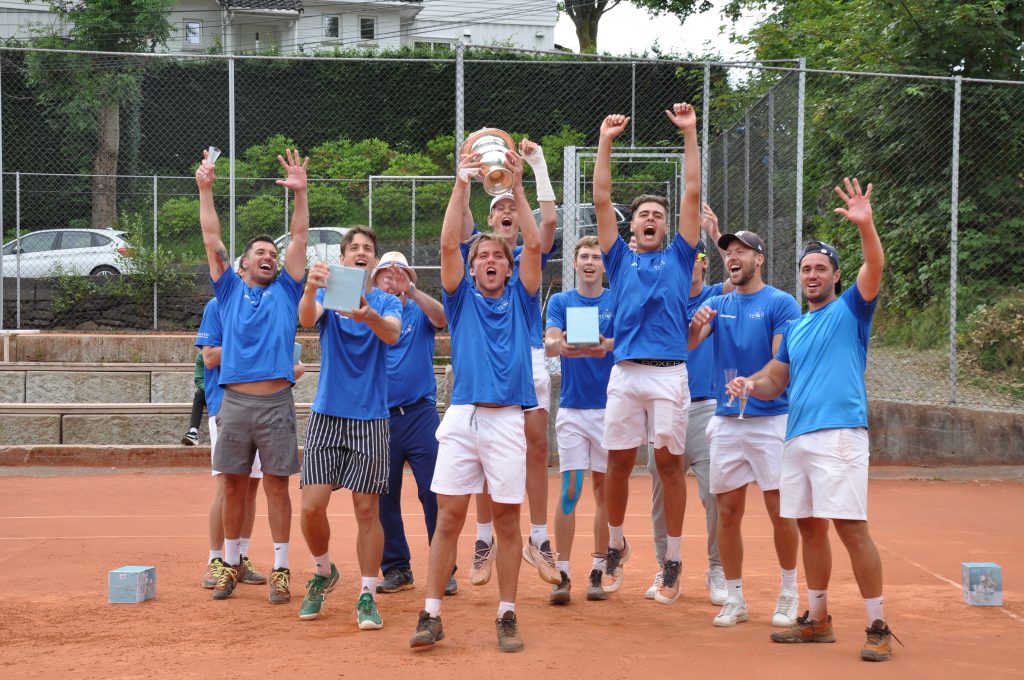 (F.v.) Anders Eide, Antonio Rivera (hovedtrener), Andreja Petrovic, Pawel Strauss, Lukas Hellum-Lilleengen, Philip Stensaker, Baltazar Wiger-Nordås, Leyton Rivera, Stian Tvedt, Viktor Selander, Claudio Rivera.