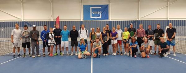 Voksen-gruppebilde-1024x768-1024x405