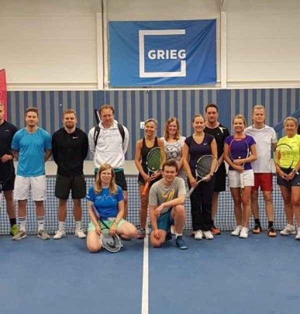 Voksen-gruppebilde-1024x768-1024x405